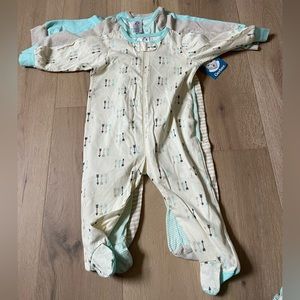 Nwt Gerber Bundle of 3 100% Cotton one piece footies 6/9mos